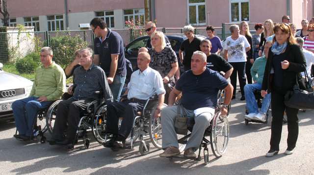 Đuro Glogoški (u tamnoj košulji) sa suradnicima u Ličkom Osiku 2014./Foto arhiva Lika pressa Gospić                                                                                                                                                       